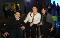 Foto de la galería: En la Casa del Streaming, la vuelta de Dólar Blue marcó cita con mucha gente amiga en una noche de peña y animación