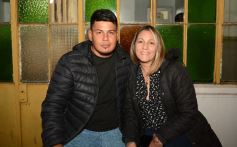 Foto de la galería: En la Casa del Streaming, la vuelta de Dólar Blue marcó cita con mucha gente amiga en una noche de peña y animación