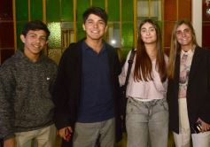 Foto de la galería: En la Casa del Streaming, la vuelta de Dólar Blue marcó cita con mucha gente amiga en una noche de peña y animación