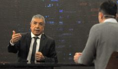 Foto de la galería: Con Gustavo Añibarro en su histórico ciclo televisivo El Periodista, ya en su 19 temporada por Canal Doce