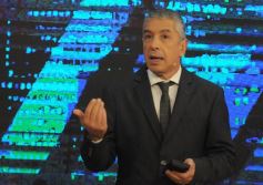 Foto de la galería: Con Gustavo Añibarro en su histórico ciclo televisivo El Periodista, ya en su 19 temporada por Canal Doce