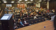 Foto de la galería: El exponente de la India Gurú Prasad brindó una conferencia magistral sobre meditación en la Escuela de Enfermería 
