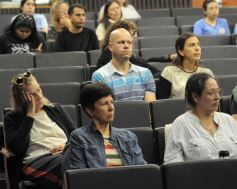 Foto de la galería: El exponente de la India Gurú Prasad brindó una conferencia magistral sobre meditación en la Escuela de Enfermería 