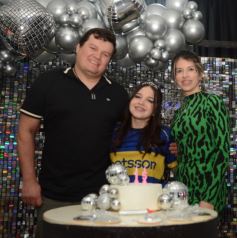 Foto de la galería: Los 15 años de Valentina Belén Kadi, en fotos la noche de fiesta y diversión que compartió en la Peña Tacuarí