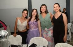 Foto de la galería: Los 15 años de Valentina Belén Kadi, en fotos la noche de fiesta y diversión que compartió en la Peña Tacuarí