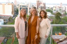 Sixto Fotografías. Sociedad. Desfiles - Boutique Encantos puso cita con la celebración y solidaridad compartiendo sus 15 años junto a la moda en la ciudad