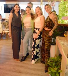 Foto de la galería: Boutique Encantos puso cita con la celebración y solidaridad compartiendo sus 15 años junto a la moda en la ciudad