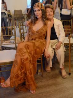 Foto de la galería: Boutique Encantos puso cita con la celebración y solidaridad compartiendo sus 15 años junto a la moda en la ciudad