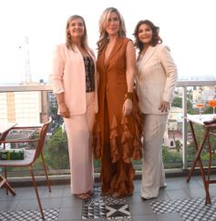 Foto de la galería: Boutique Encantos puso cita con la celebración y solidaridad compartiendo sus 15 años junto a la moda en la ciudad