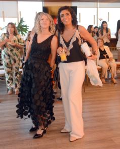 Foto de la galería: Boutique Encantos puso cita con la celebración y solidaridad compartiendo sus 15 años junto a la moda en la ciudad