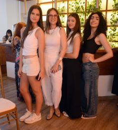 Foto de la galería: Boutique Encantos puso cita con la celebración y solidaridad compartiendo sus 15 años junto a la moda en la ciudad