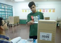 Foto de la galería: Legislativas 2025: en Misiones y en el país se votó por primera vez con la Boleta Única de Papel (BUP)