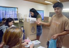 Foto de la galería: Legislativas 2025: en Misiones y en el país se votó por primera vez con la Boleta Única de Papel (BUP)