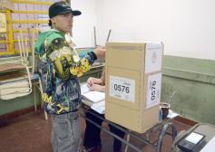 Foto de la galería: Legislativas 2025: en Misiones y en el país se votó por primera vez con la Boleta Única de Papel (BUP)