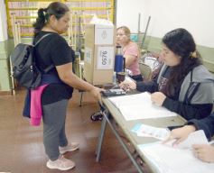 Foto de la galería: Legislativas 2025: en Misiones y en el país se votó por primera vez con la Boleta Única de Papel (BUP)