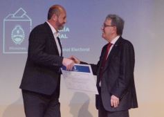 Foto de la galería: Entrega oficial de diplomas a Diputados electos en el Teatro Prosa del Parque del Conocimiento