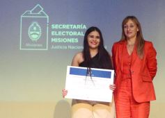 Foto de la galería: Entrega oficial de diplomas a Diputados electos en el Teatro Prosa del Parque del Conocimiento