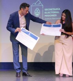 Foto de la galería: Entrega oficial de diplomas a Diputados electos en el Teatro Prosa del Parque del Conocimiento