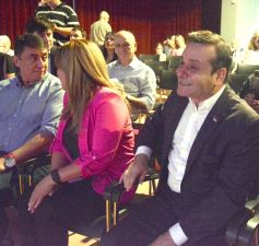 Foto de la galería: Entrega oficial de diplomas a Diputados electos en el Teatro Prosa del Parque del Conocimiento