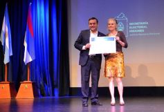 Foto de la galería: Entrega oficial de diplomas a Diputados electos en el Teatro Prosa del Parque del Conocimiento