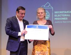 Foto de la galería: Entrega oficial de diplomas a Diputados electos en el Teatro Prosa del Parque del Conocimiento