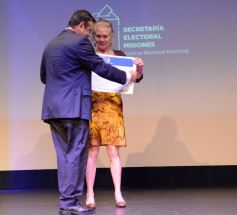 Foto de la galería: Entrega oficial de diplomas a Diputados electos en el Teatro Prosa del Parque del Conocimiento