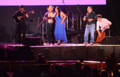 Foto de la galería: La primera noche del Festival del Litoral en la Cascada se disfrutó entre amigos, mates y tererés