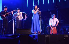 Foto de la galería: La primera noche del Festival del Litoral en la Cascada se disfrutó entre amigos, mates y tererés