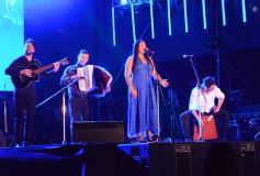 Foto de la galería: La primera noche del Festival del Litoral en la Cascada se disfrutó entre amigos, mates y tererés