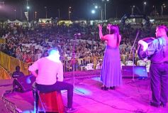 Foto de la galería: La primera noche del Festival del Litoral en la Cascada se disfrutó entre amigos, mates y tererés