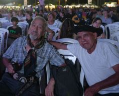 Foto de la galería: La primera noche del Festival del Litoral en la Cascada se disfrutó entre amigos, mates y tererés