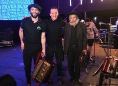 Foto de la galería: La primera noche del Festival del Litoral en la Cascada se disfrutó entre amigos, mates y tererés