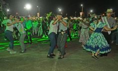 Foto de la galería: La primera noche del Festival del Litoral en la Cascada se disfrutó entre amigos, mates y tererés