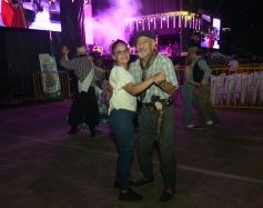 Foto de la galería: La primera noche del Festival del Litoral en la Cascada se disfrutó entre amigos, mates y tererés