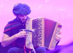 Foto de la galería: La primera noche del Festival del Litoral en la Cascada se disfrutó entre amigos, mates y tererés