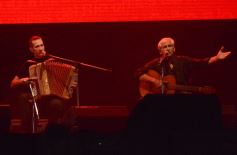 Foto de la galería: La primera noche del Festival del Litoral en la Cascada se disfrutó entre amigos, mates y tererés