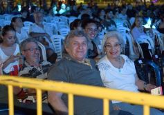 Foto de la galería: La primera noche del Festival del Litoral en la Cascada se disfrutó entre amigos, mates y tererés
