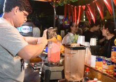 Foto de la galería: Fiesta en calle Colón: la FesTreaming despidió el año con música en vivo y sorpresas