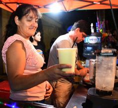 Foto de la galería: Fiesta en calle Colón: la FesTreaming despidió el año con música en vivo y sorpresas