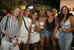 Foto de la galería: Fiesta en calle Colón: la FesTreaming despidió el año con música en vivo y sorpresas