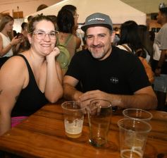 Foto de la galería: Fiesta en calle Colón: la FesTreaming despidió el año con música en vivo y sorpresas