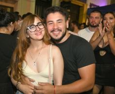 Foto de la galería: Fiesta en calle Colón: la FesTreaming despidió el año con música en vivo y sorpresas