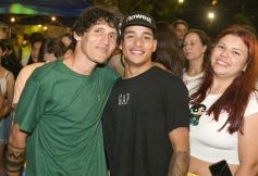 Foto de la galería: Fiesta en calle Colón: la FesTreaming despidió el año con música en vivo y sorpresas