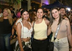 Foto de la galería: Fiesta en calle Colón: la FesTreaming despidió el año con música en vivo y sorpresas