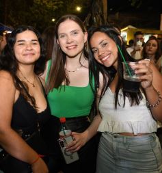 Foto de la galería: Fiesta en calle Colón: la FesTreaming despidió el año con música en vivo y sorpresas