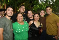 Foto de la galería: Fiesta en calle Colón: la FesTreaming despidió el año con música en vivo y sorpresas