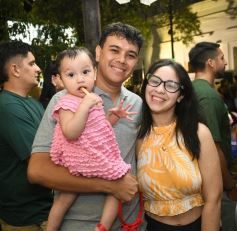 Foto de la galería: Fiesta en calle Colón: la FesTreaming despidió el año con música en vivo y sorpresas