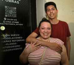 Foto de la galería: Fiesta en calle Colón: la FesTreaming despidió el año con música en vivo y sorpresas