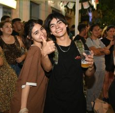 Foto de la galería: Fiesta en calle Colón: la FesTreaming despidió el año con música en vivo y sorpresas