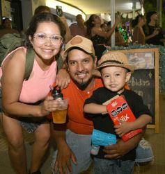Foto de la galería: Fiesta en calle Colón: la FesTreaming despidió el año con música en vivo y sorpresas